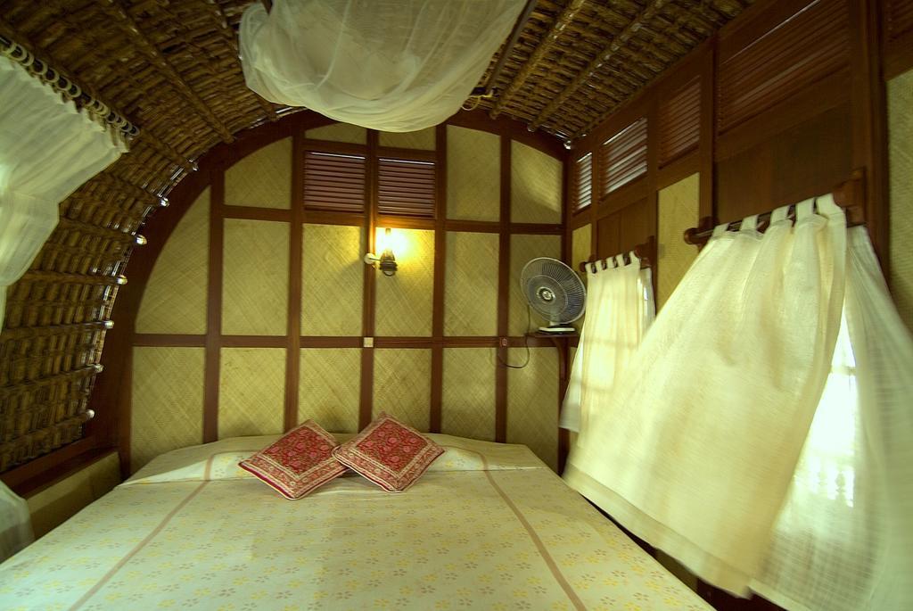 Hotel Spice Coast Cruises - Houseboat, A Cgh Earth Experience Alappuzha Exteriér fotografie